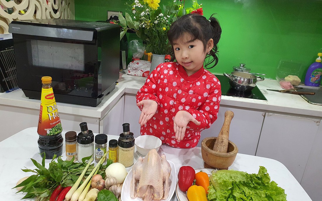 Mẹ truyền cảm hứng nấu ăn cho con gái 6 tuổi