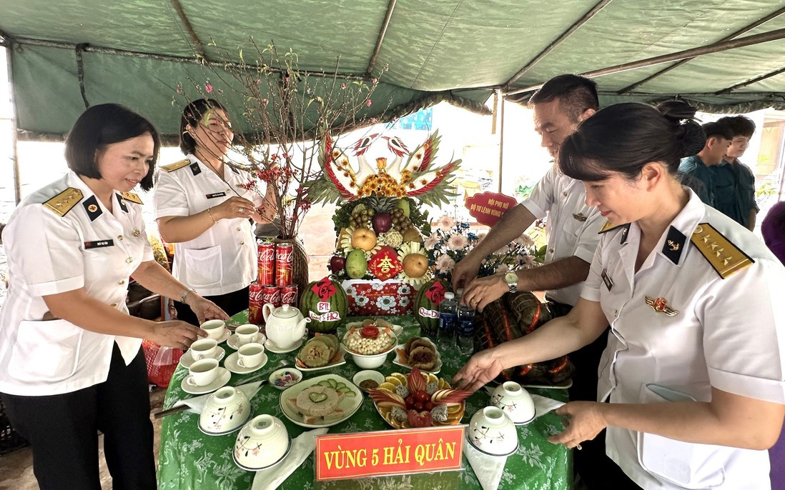 Thi gói bánh tét và trang trí mâm ngũ quả “Tết quân- dân” ở Phú Quốc