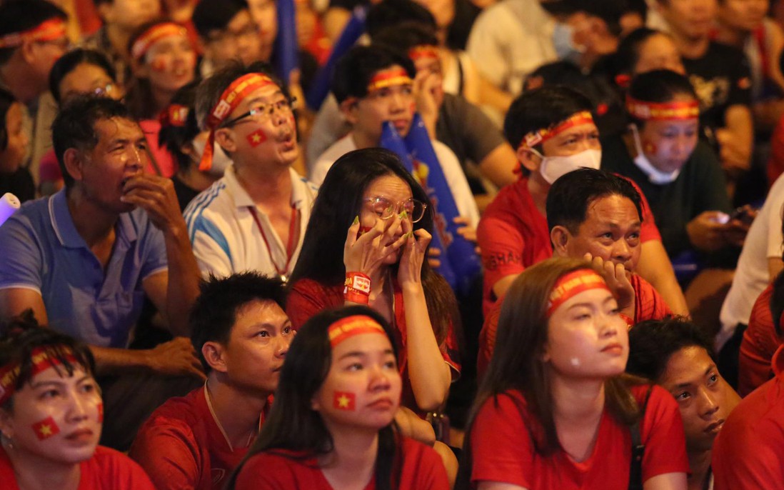 Cổ động viên ở TPHCM rơi nước mắt sau bàn thua của đội tuyển Việt Nam
