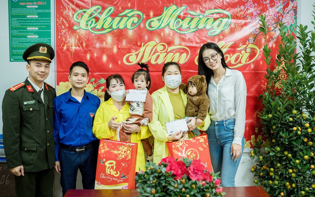 Người đẹp Miss World Vietnam tặng quà Tết cho bệnh nhân nghèo 
