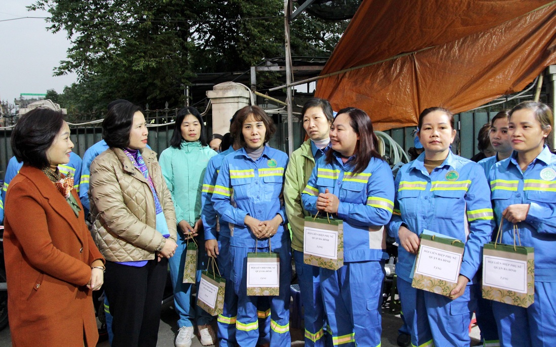Hội LHPN Hà Nội tặng quà Tết, động viên nữ công nhân môi trường