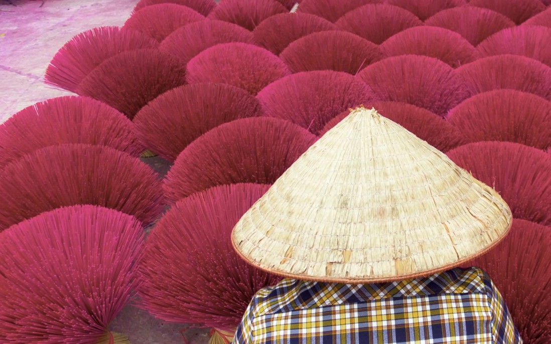 Báo nước ngoài ấn tượng với làng nghề làm hương trăm tuổi của Việt Nam 