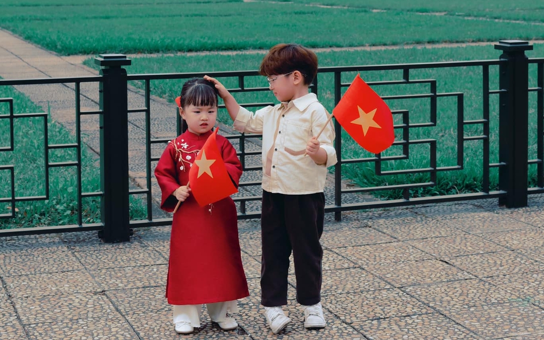 Bé gái đáng yêu diện áo dài check-in các địa điểm nổi tiếng ở Hà Nội