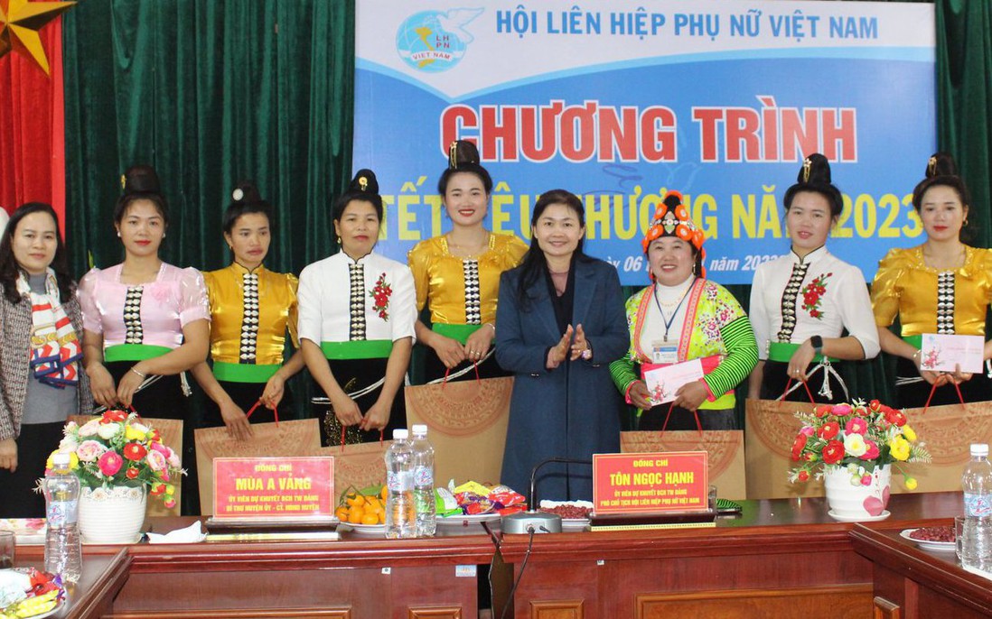 Hội LHPN Việt Nam tặng quà Tết cho phụ nữ, học sinh có hoàn cảnh đặc biệt tại Điện Biên