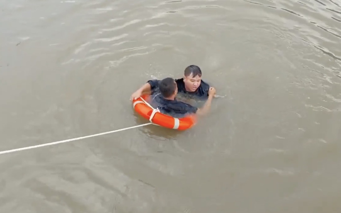 TPHCM: Cảnh sát nhảy sông cứu nam thanh niên đuối nước 