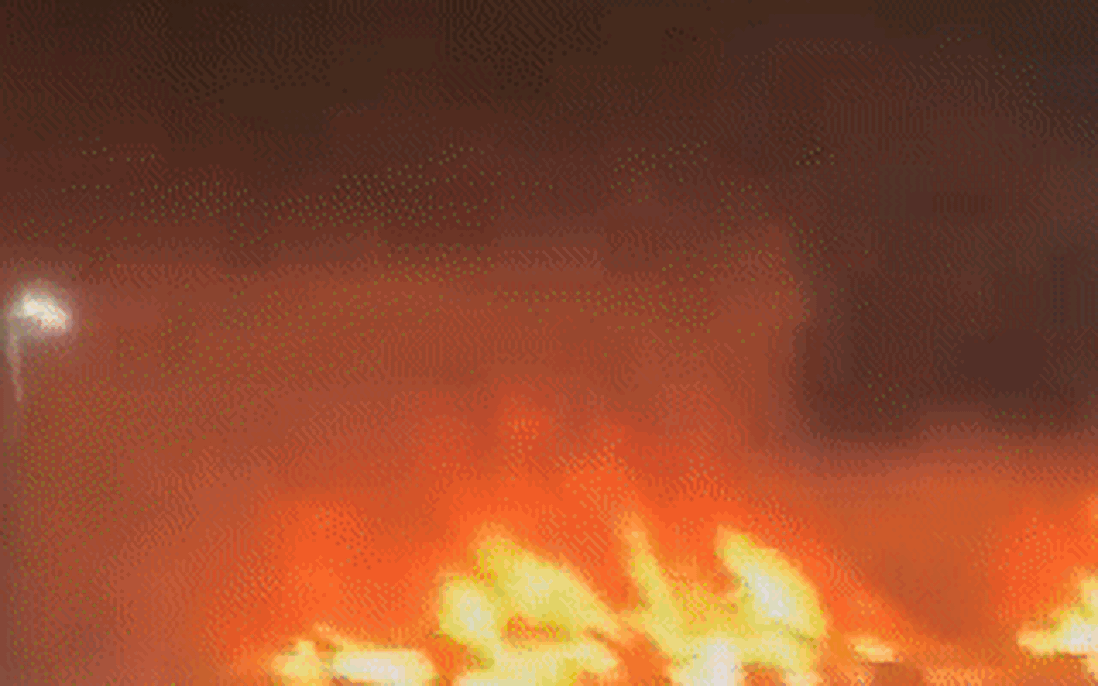 Anh: Cháy dữ dội ở bãi xe sân bay khiến nhiều tòa nhà chìm trong biển lửa, nhiều người nhập viện vì ngạt khói