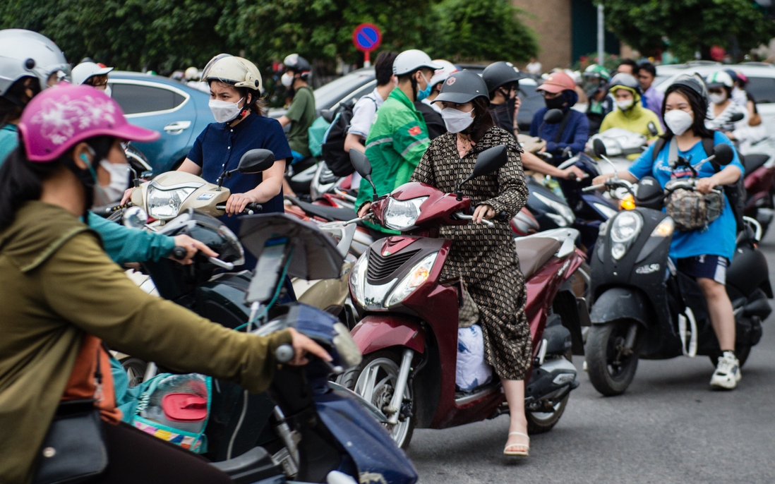Hà Nội: Giao thông hỗn loạn sau khi tiến hành thí điểm trên đường Lê Đức Thọ - Nguyễn Hoàng