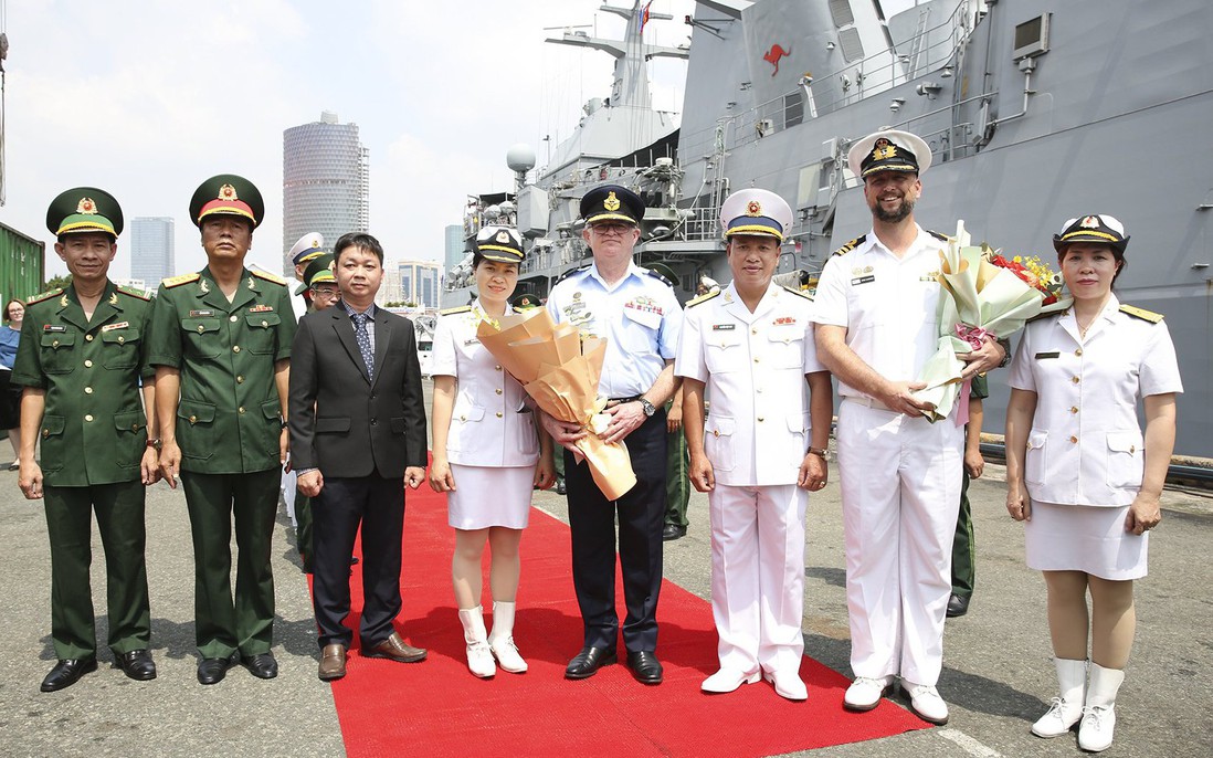 Tàu Hải quân Hoàng gia Australia thăm hữu nghị Việt Nam