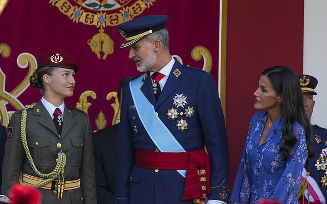 Nữ thân vương Leonor mặc quân phục, thu hút sự chú ý trong lễ mừng Quốc khánh Tây Ban Nha