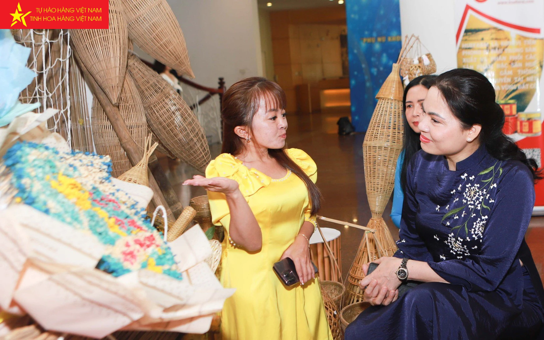 Chủ tịch Hội LHPN Việt Nam thăm Hội chợ OCOP và động viên phụ nữ khởi nghiệp 