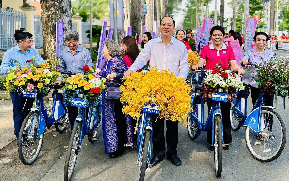 Lãnh đạo TPHCM diễu hành xe đạp hưởng ứng “Tháng cùng phụ nữ hành động” năm 2023