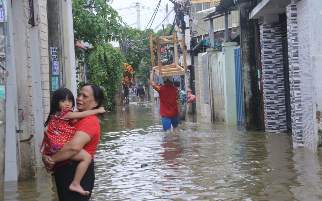 Nhiều nơi ở "rốn lũ" Đà Nẵng vẫn ngập, người dân 3 ngày chưa thể về nhà