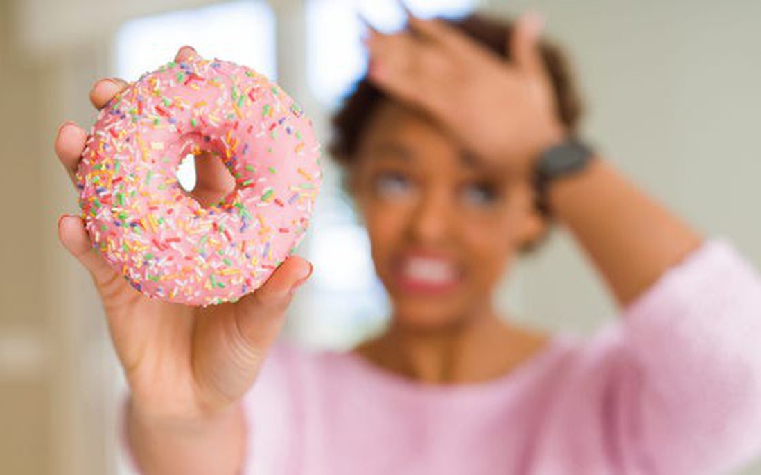 Ăn ngọt bị đau đầu do đâu? Mối liên hệ giữa đau đầu và sự thay đổi lượng đường trong máu là gì?