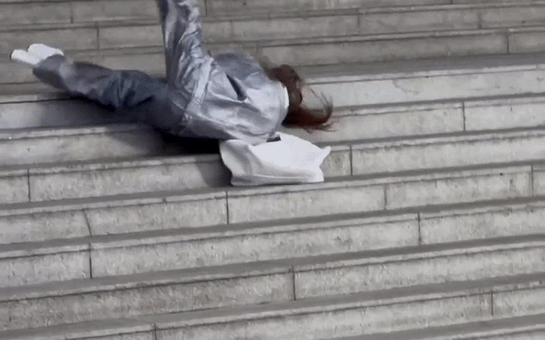 Marc Jacobs nhận làn sóng chỉ trích vì cho model ngã cầu thang để quảng cáo túi xách