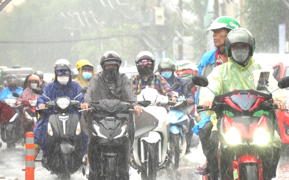 Mưa ngập, kẹt xe khắp TPHCM: "Đầu tuần chưa làm được gì đã mất cả trăm nghìn tiền taxi"