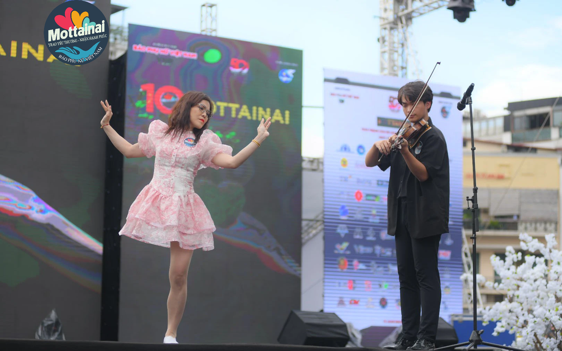 Màn trình diễn giàu cảm xúc của Đại sứ Mottainai Bế Thị Băng và nghệ sĩ violin Phạm An Phúc 