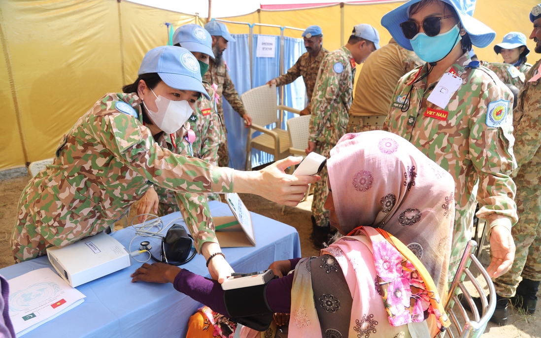 Đội Công binh Việt Nam khám bệnh, cấp thuốc miễn phí cho phụ nữ và trẻ em ở Goli, Abyei 