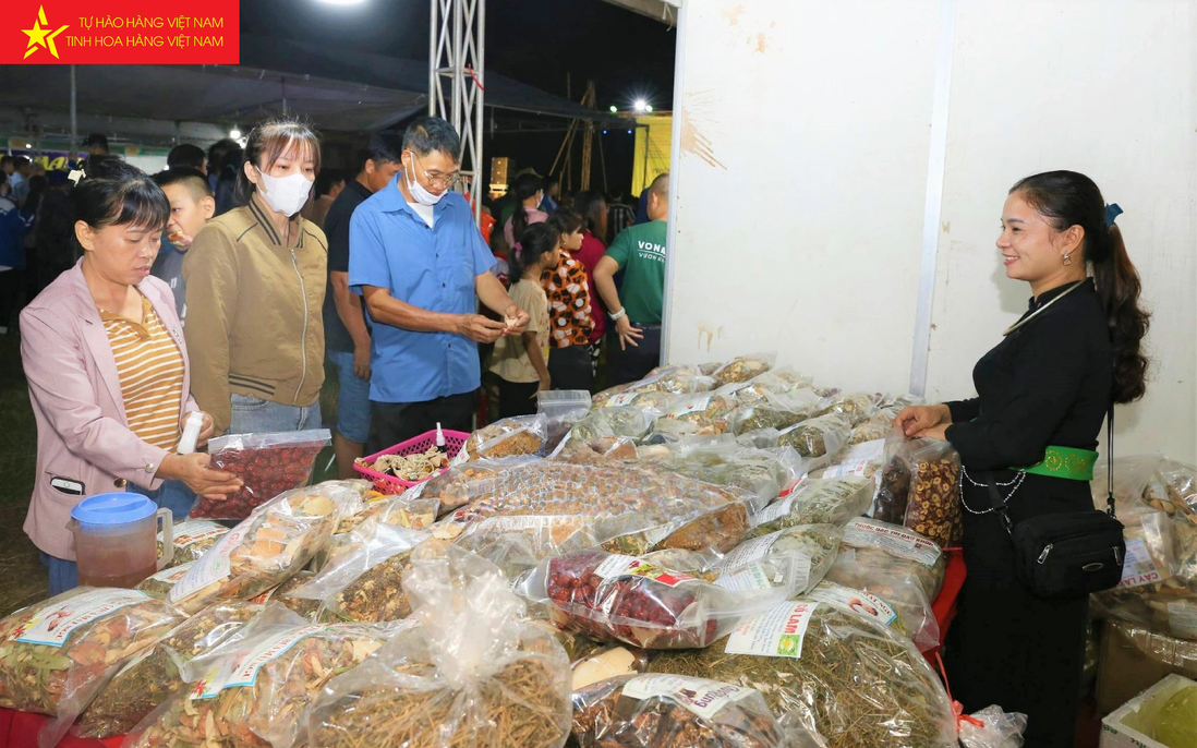 Thái Nguyên: Người tiêu dùng hào hứng với phiên chợ “Đưa hàng Việt về miền núi” 
