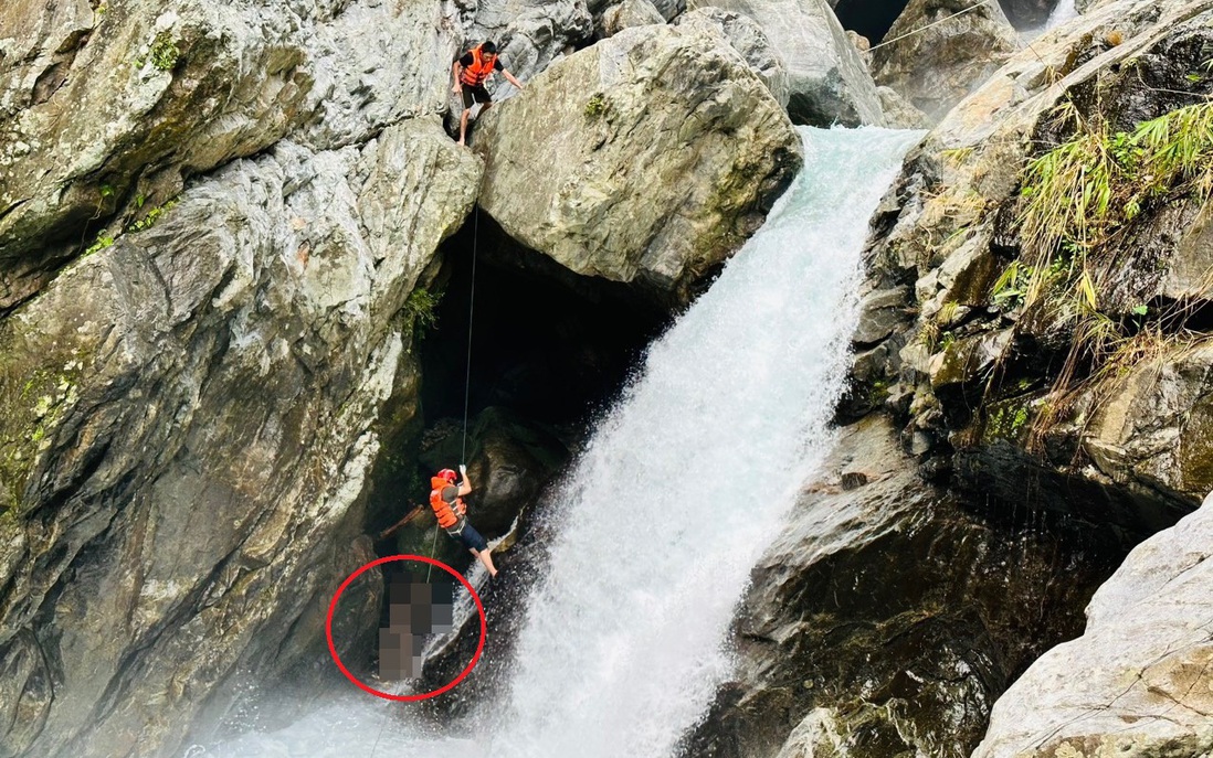 Cảnh sát băng rừng, đu dây cứu du khách nước ngoài bị mắc kẹt giữa thác nước