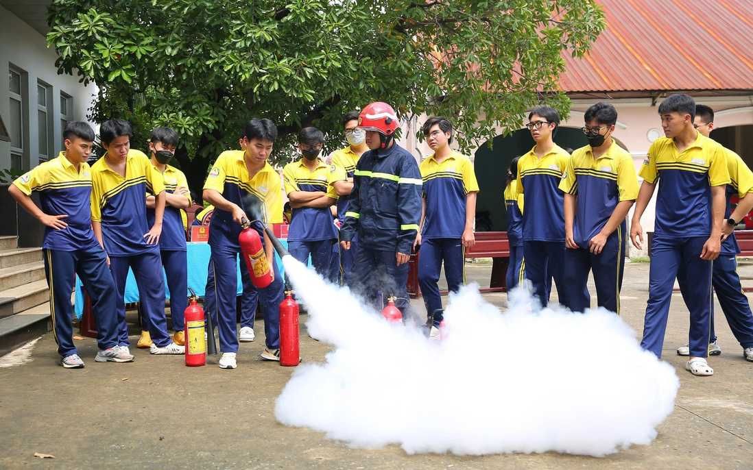 TPHCM: Hàng trăm học sinh trải nghiệm, thực hành phòng cháy chữa cháy và cứu nạn cứu hộ