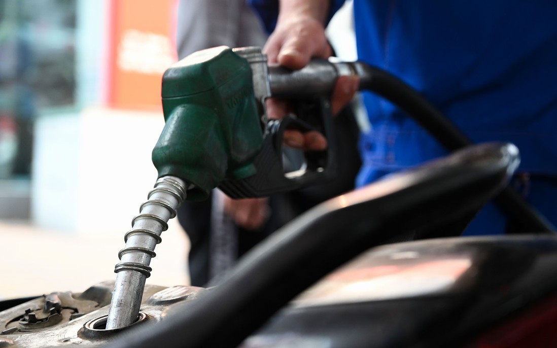 Giá xăng tiếp tục tăng hơn 400 đồng/lít