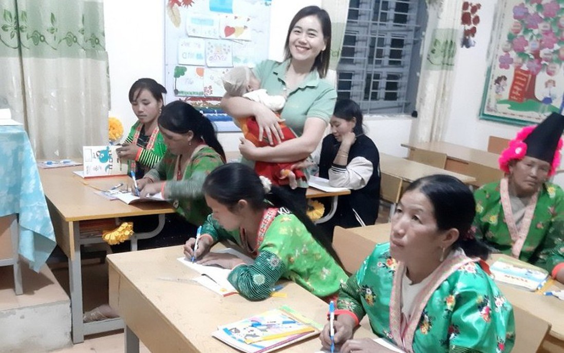 Lớp học xóa mù chữ cho người dân tộc Mông