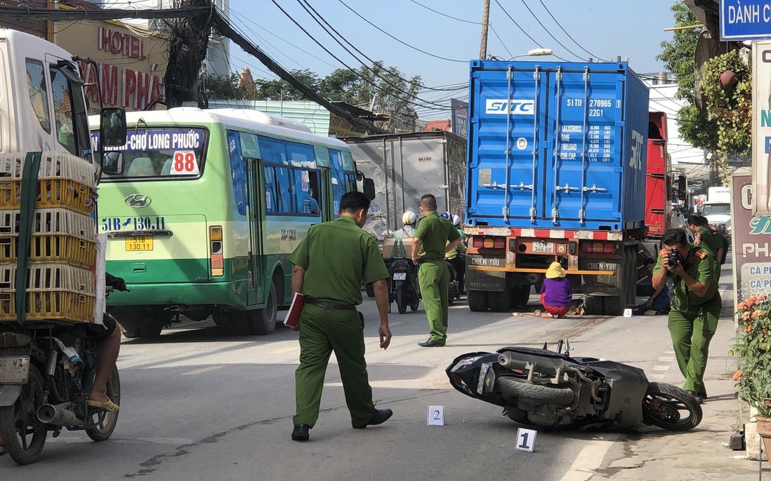 TPHCM: Nữ giáo viên tử vong dưới gầm xe container, chồng ngồi cạnh khóc nghẹn