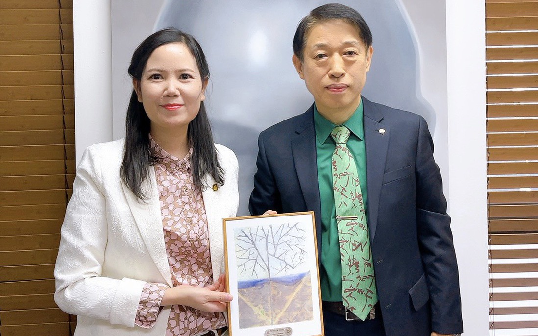 Họa sĩ Kim Đức tặng tranh cho Chủ tịch Hiệp hội nghệ thuật Hàn Quốc