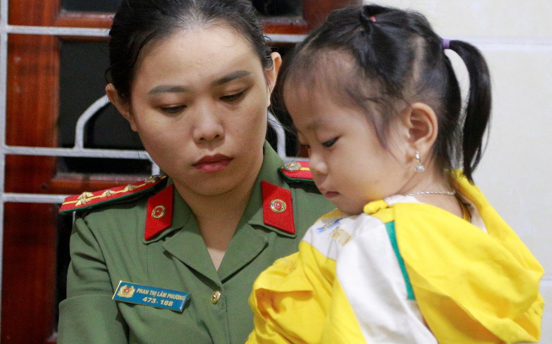 Phụ nữ công an Hà Tĩnh hỗ trợ vợ con đồng đội bị thương nặng khi truy bắt tội phạm ma túy