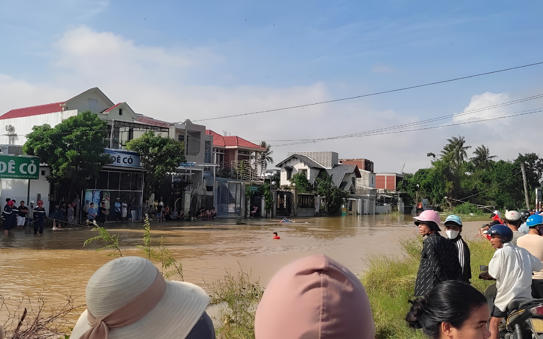 Đang chơi cùng bạn trước nhà, cháu bé 3 tuổi trượt chân xuống sông mất tích