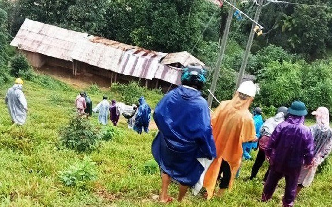 Quảng Nam: Mưa lớn, người phụ nữ ngã gãy xương đùi được khiêng bộ gần 30km để đi cấp cứu