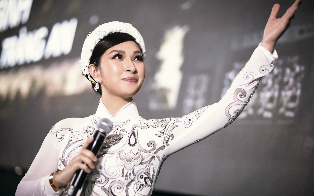 Nguyễn Hồng Nhung hát "Xin chào Việt Nam" tại Liên hoan phim thế giới châu Á 2023