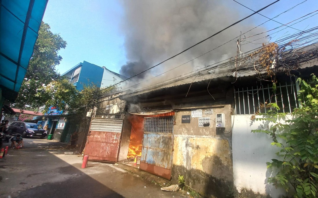 TPHCM: Cháy nhà sản xuất giấy, người dân bên cạnh ôm tài sản tháo chạy
