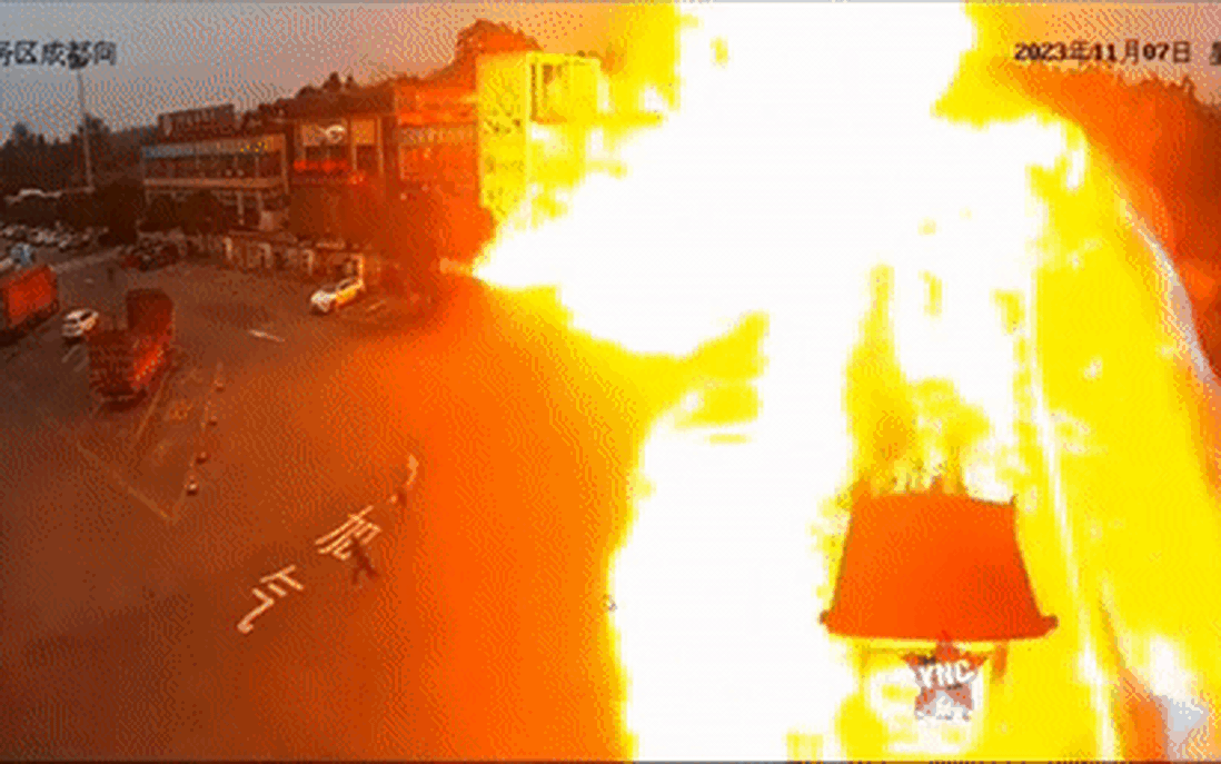 Trung Quốc: Xe bồn chở dầu phát nổ khiến 2 người thiệt mạng, cảnh tượng lửa lan tứ phía gây ám ảnh