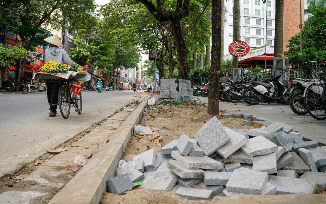 Hà Nội: Nhiều đường phố ngổn ngang khi vỉa hè lại được thi công "thay áo mới"