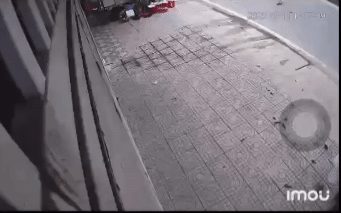 Một cảnh sát giao thông bị nam thanh niên lao xe máy vào người khi kiểm tra nồng độ cồn