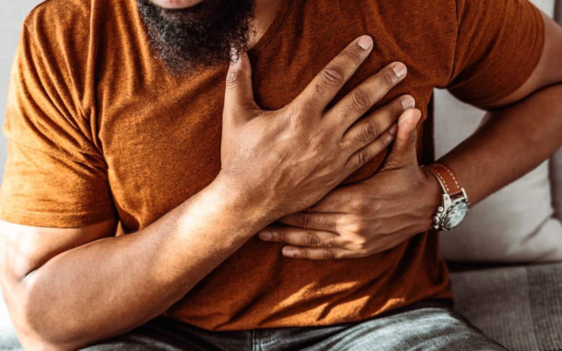 Bỏng rát ở ngực: Phân biệt dấu hiệu cơn đau tim và chứng ợ nóng