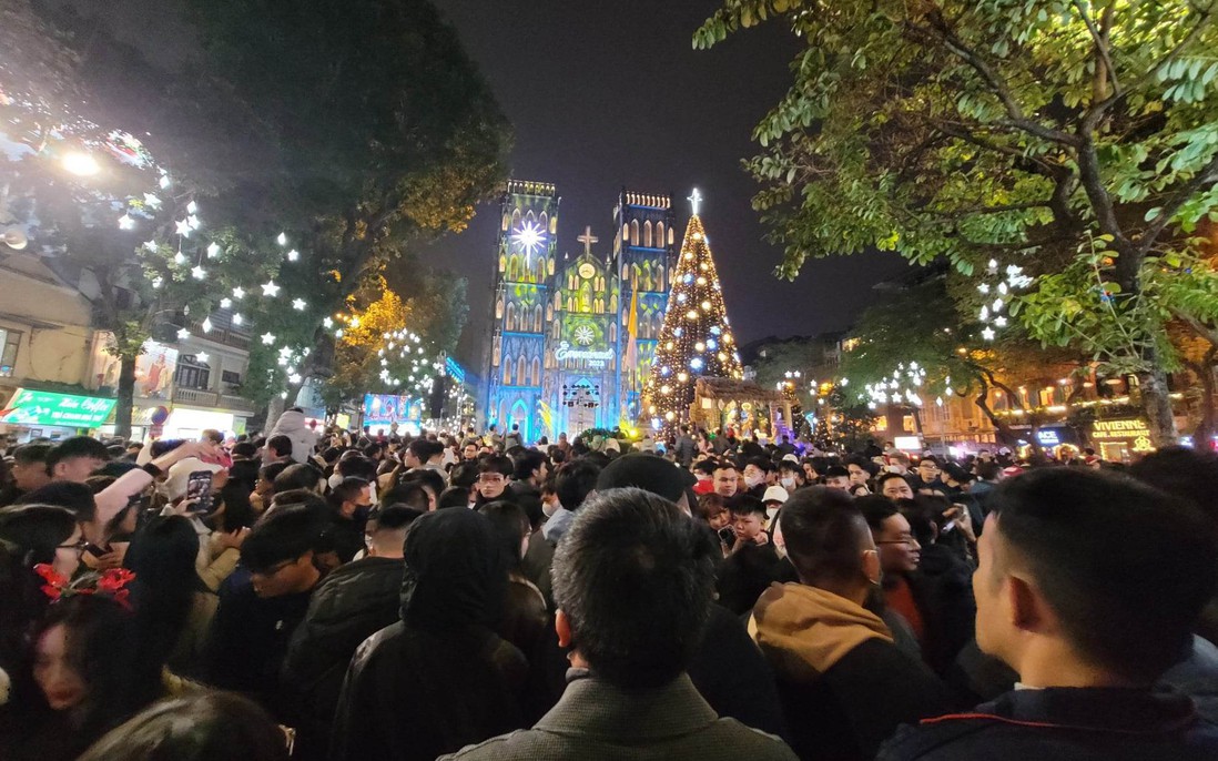 Hà Nội: Biển người đổ về khu vực quanh Nhà thờ Lớn đêm Noel, giao thông tê liệt dưới tiết trời giá lạnh