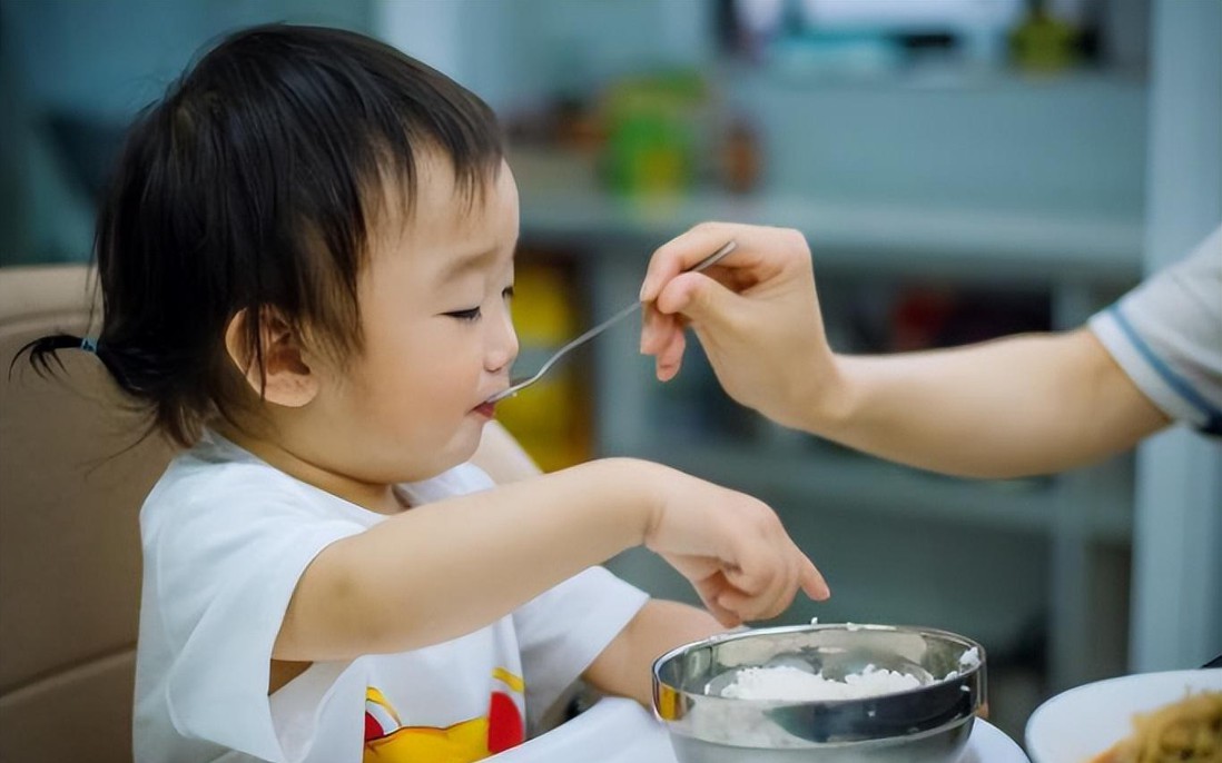 Có nên cho trẻ ăn muối sớm, ăn bao nhiêu mới là phù hợp?