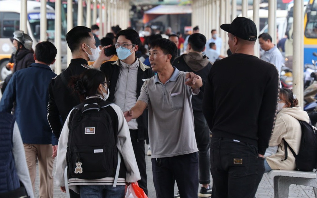 Hà Nội: Người dân lỉnh kỉnh hành lý rời Thủ đô về quê nghỉ Tết Dương lịch