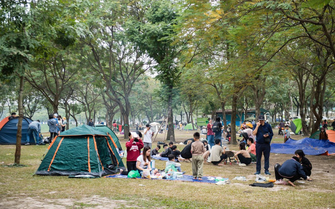 Người dân Hà Nội "đổ xô" đến công viên trong tiết trời dịu mát