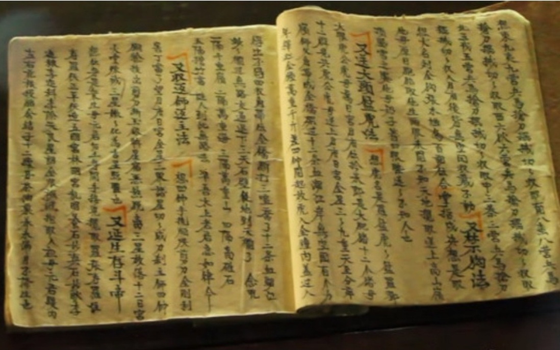 Người Dao ở Tây Bắc gìn giữ sách cổ như báu vật