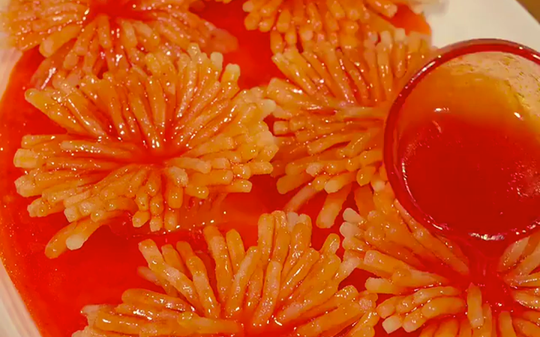 Tạo hình món khoai tây hoa cúc sốt cà chua chỉ với 1 đôi đũa