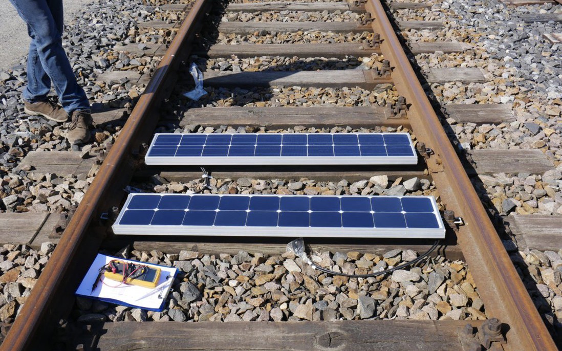 Đường sắt kiêm… nhà máy điện mặt trời