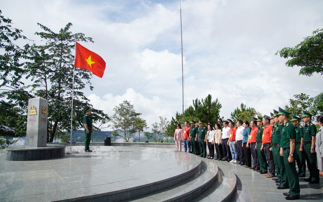 Thiêng liêng lễ chào cờ ở Ngã ba Đông Dương