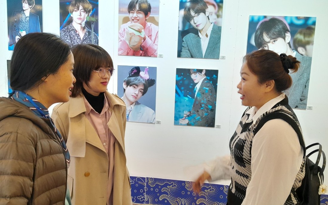 Khán giả nữ háo hức xem triển lãm ảnh thành viên nhóm nhạc BTS tại Hà Nội