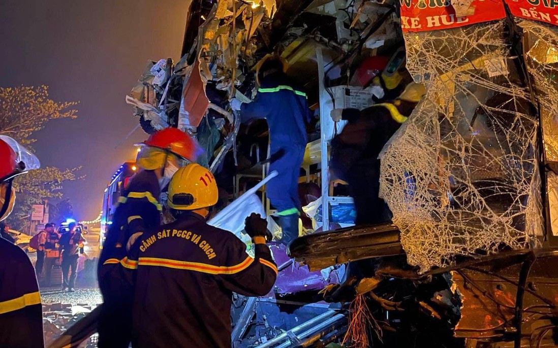 Xe khách tông xe tải ở Quảng Nam, 3 người chết, 13 người bị thương