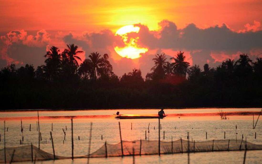 Địa phương nào trên trên đất liền Việt Nam ngắm được mặt trời mọc từ mặt biển Đông và lặn xuống mặt biển Tây?