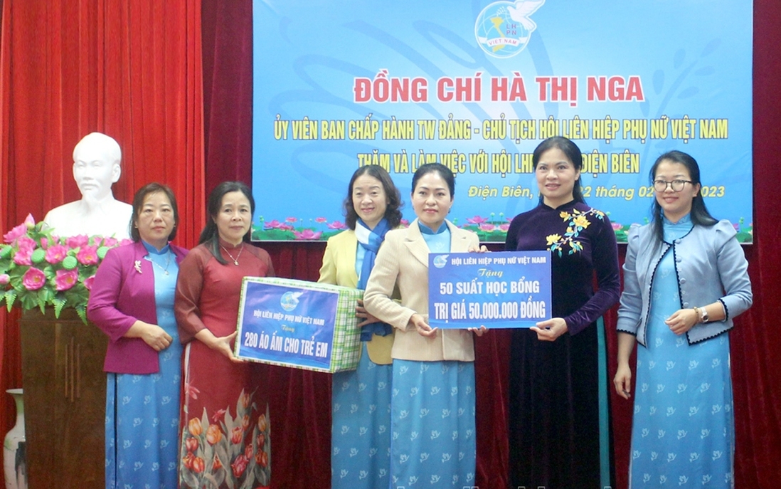 Chủ tịch Hội LHPN Việt Nam Hà Thị Nga thăm, tặng quà tại tỉnh Điện Biên