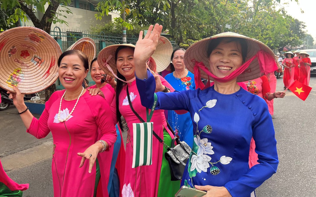 Hơn 100 phụ nữ Tây Thạnh đồng diễn và diễu hành áo dài